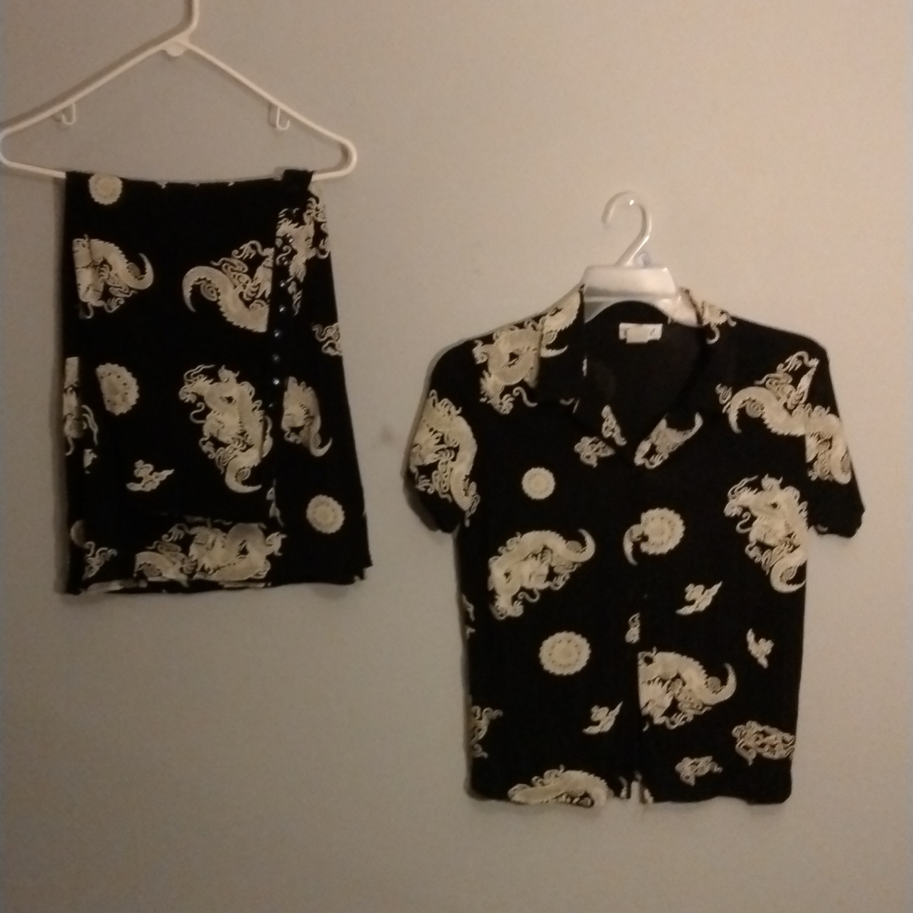 Es•Se~ Black with Dragons print size L Skirt & Blouse